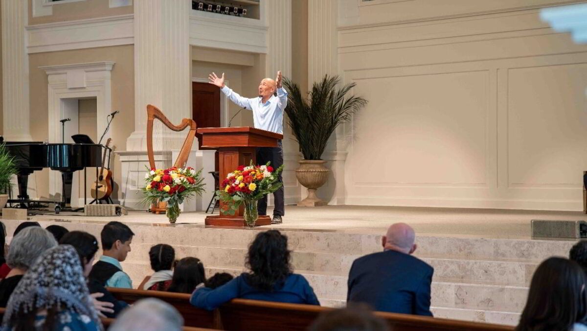 Francis Chan prays at K.P. Yohannan's Memorial Service