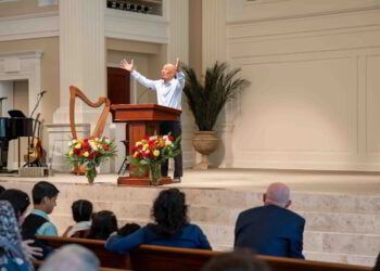 Francis Chan prays at KP Yohannan Memorial Service