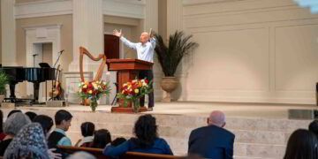 Francis Chan prays at KP Yohannan Memorial Service