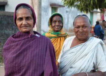 Sisters of the Cross Show Love to a Leprosy Patient